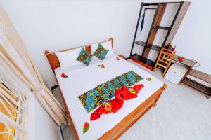 1 dormitorio con 1 cama con 2 almohadas en Pongwe Beach Front Villa 1, en Mdudu Mdogo