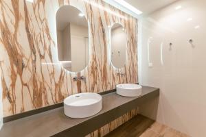 Koupelna v ubytování Designer Stay 100sqm, Wood & Marble , 5min to Sea + 37 fotografií