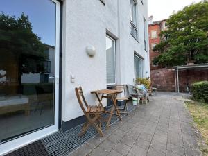 a table and chairs on the side of a building at The East Apartment by Rabe - Netflix & Coffee & Parkplatz in Karlsruhe