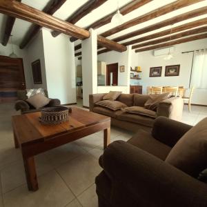 卢汉德库约Casa EL Hache - Piscina - Chacras de Coria的有两张沙发和一张咖啡桌的客厅