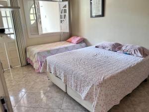 um quarto com 2 camas e um espelho em Home Hosting Stella Maris em Salvador