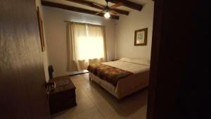 卢汉德库约Casa EL Hache - Piscina - Chacras de Coria的一间卧室，里面有一张床和一扇窗户。 更多16张照片