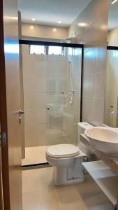 uma casa de banho com um WC, um chuveiro e um lavatório. em Apartamento 2/4 no Francês em Marechal Deodoro