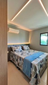 um quarto com uma cama com um cobertor azul em Apartamento 2/4 no Francês em Marechal Deodoro