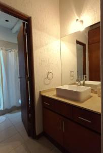 卢汉德库约Casa EL Hache - Piscina - Chacras de Coria的浴室里有洗手池和镜子