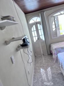 Habitación con cama y mesa en Home Hosting Stella Maris, en Salvador