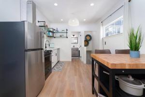 Kjøkken eller kjøkkenkrok på Modern 1-BR Apartment Close to Downtown Vibes