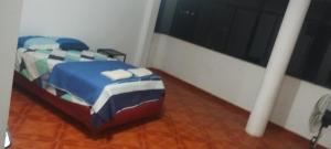 1 dormitorio con 1 cama en una habitación en Punto surf terrace, en Pacasmayo