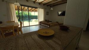 卢汉德库约Casa EL Hache - Piscina - Chacras de Coria的一个带台面的厨房和一间客厅