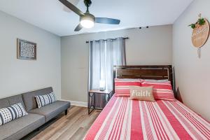een slaapkamer met een bed en een bank bij Family-Friendly Home with Yard 27 Mi to Nashville! in Springfield