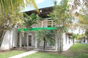 a building with palm trees in front of it at Casa en Juan Angel Ver in Chachalacas