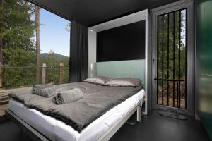 uma cama num quarto com uma grande janela em Grend Bø 