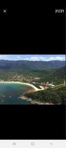 - une vue aérienne sur la plage et l'océan dans l'établissement Apartamento Frente Rio Una próximo da praia, à São Sebastião
