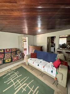 a living room with a couch and a bed at Casa de campo em São Roque in São Roque