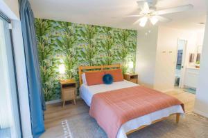 sypialnia z dużym łóżkiem z malowidłem ściennym w obiekcie Private Tropical Beach Oasis w mieście Cape Canaveral