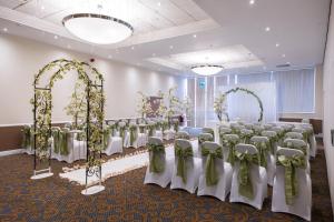 une chambre avec une rangée de tables et de chaises dans l'établissement Holiday Inn Doncaster A1- M Jct 36, an IHG Hotel, à Doncaster