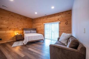 ein Wohnzimmer mit einem Bett und einem Sofa in der Unterkunft Shady Point Retreat in Glenmont
