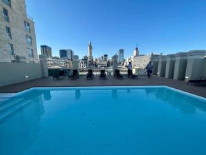 una gran piscina en la azotea de un edificio en Paseo de la Cisterna- Ayres Alquileres en Buenos Aires