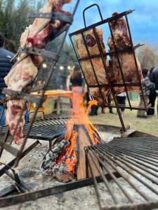 einen Grill mit Fleisch und Essen darüber in der Unterkunft Catar Sensaciones in Chacras de Coria
