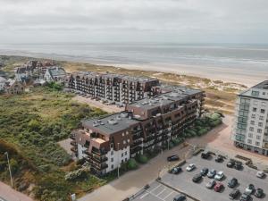 una vista aérea de un edificio situado junto a la playa en Plaza H0733 with beautiful side sea view, en Oostduinkerke