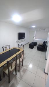 een woonkamer met een tafeltennistafel en een bank bij DEPARTAMENTO 2 DORMITORIOS GODOY CRUZ MENDOZA in Godoy Cruz