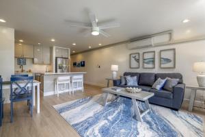 カフクにあるTurtle Bay Estates 146 West condoのソファとテーブルのあるリビングルームとキッチン