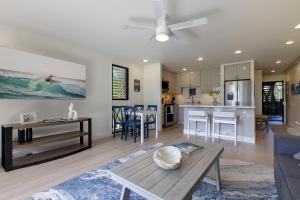 カフクにあるTurtle Bay Estates 146 West condoのテーブルとキッチンのあるリビングルーム +38枚の写真