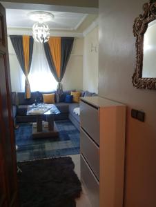 - un salon avec un canapé et une table dans l'établissement إقامة النور, à Tanger