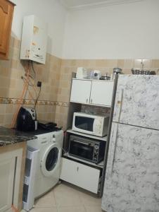 La cuisine est équipée d'un réfrigérateur et d'un four micro-ondes. dans l'établissement إقامة النور, à Tanger