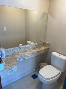 La salle de bains est pourvue de toilettes et d'un comptoir en marbre. dans l'établissement San ber puerta del lago 4 dormitorios en suite, à San Bernardino