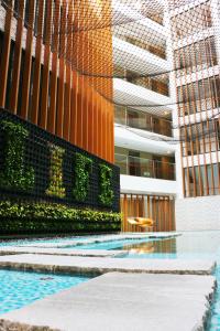 淡水區的住宿－淡水淶滬文旅酒店，一座建筑前面设有游泳池