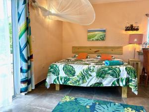 1 dormitorio con 1 cama con almohadas de color naranja en Cabarete Boutique Kite Hotel King Loft en Cabarete