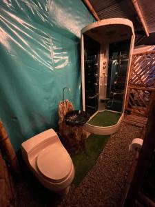 ein Badezimmer mit einem WC, einem Waschbecken und einer Badewanne in der Unterkunft Mirador de la Montaña Glamping in San Francisco