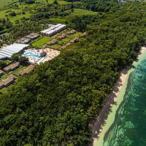 Luftblick auf das Resort und das Meer in der Unterkunft Karukera lodge , Résidence Blue Dream in Grand-Bourg