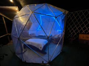 all'interno di un igloo con un letto. di Mirador de la Montaña Glamping a San Francisco