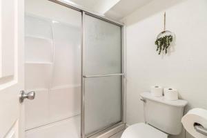 Bathroom sa Modern Haven: Chic Studio Getaway
