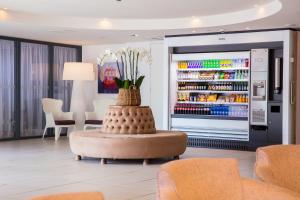 uma sala de estar com um grande frigorífico para bebidas em Holiday Inn Express Arnhem, an IHG Hotel em Arnhem