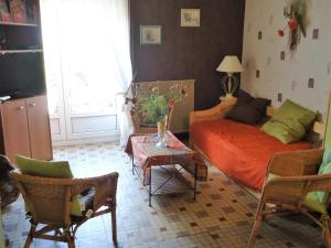 uma sala de estar com um sofá e uma mesa em Gîte Bais, 4 pièces, 7 personnes - FR-1-600-19 em Bais