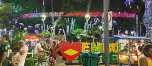 a crowd of people standing around a christmas display at Casa Temporada em Embu das Artes in Embu