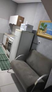 cocina con silla y nevera en Wana casa 4 -Requinte e Conforto, en São José do Rio Preto