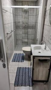 a bathroom with a shower and a toilet and a sink at Wana casa 4 -Requinte e Conforto in Sao Jose do Rio Preto