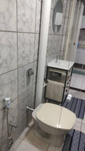 uma casa de banho com um WC e um lavatório em Wana casa 4 -Requinte e Conforto em Sao Jose do Rio Preto