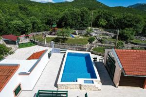 Bazén v ubytování Holiday house with a swimming pool Kotlenice, Zagora - 22219 nebo v jeho okolí