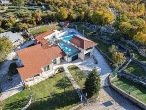 uma vista superior de uma casa com piscina em Holiday house with a swimming pool Kotlenice, Zagora - 22219 em Dugopolje