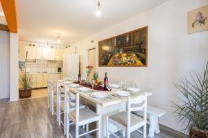uma sala de jantar branca com uma mesa e cadeiras brancas em Holiday house with a swimming pool Kotlenice, Zagora - 22219 em Dugopolje