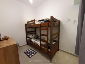 a bunk bed in a room next to a wall at Casa a estrenar en Mar del Plata proximo a Mogotes, a las playas del sur y cerca del Faro in Mar del Plata
