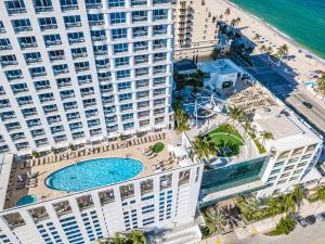 una vista aérea de un gran edificio con piscina en New Serene Condo in Luxury Hotel, en Fort Lauderdale