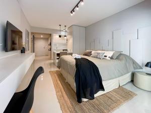 1 dormitorio con 1 cama grande y baño en Paseo de la Cisterna- Ayres Alquileres en Buenos Aires