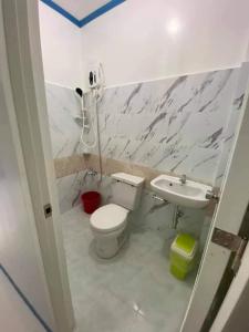 オスロブにあるLa Fela Pension Houseのバスルーム(トイレ、洗面台付)