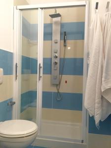 トロペアにあるVilla il Baroneのバスルーム(シャワー、トイレ付)